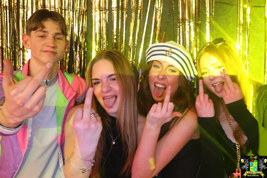 ../Images/Jeugd Opwarmbal Photobooth 123.jpg